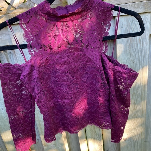 NWOT. Cold shoulder top from GUESS - Picture 2 of 4